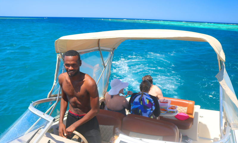 roatan yacht snorkeling