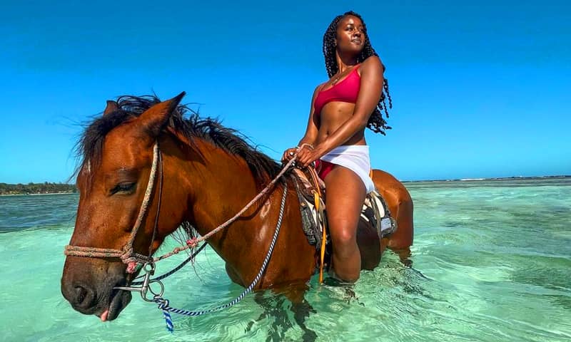 roatan horseback riding